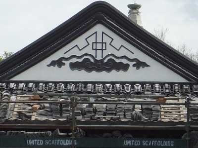 To their right, meaningful expressions have been added to the North Eastern end of the Main Hall.